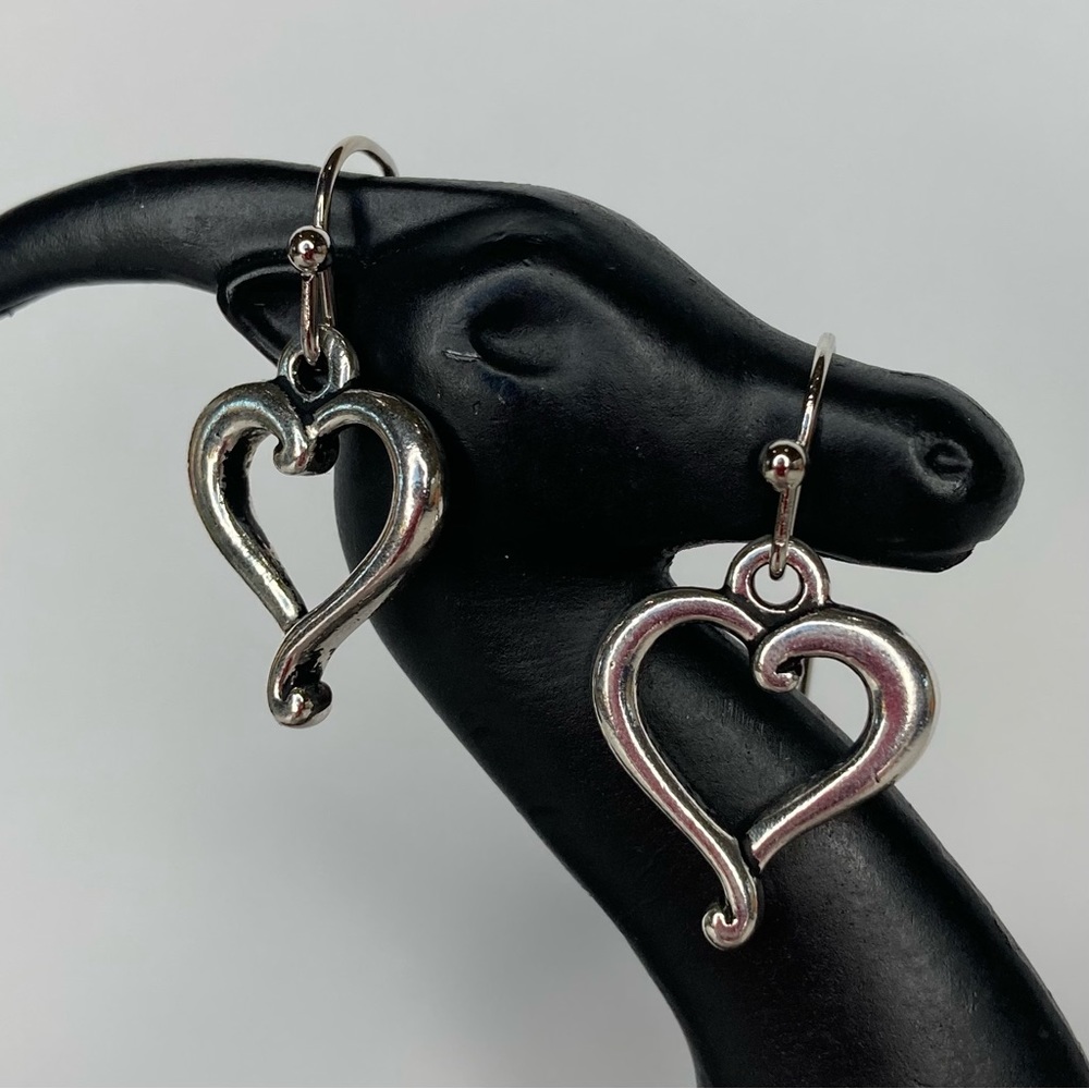 💰 𝕊 𝕠 𝕝 𝕕 💰 Antique Silver Heart Drop Earrings - Picture 9 of 12